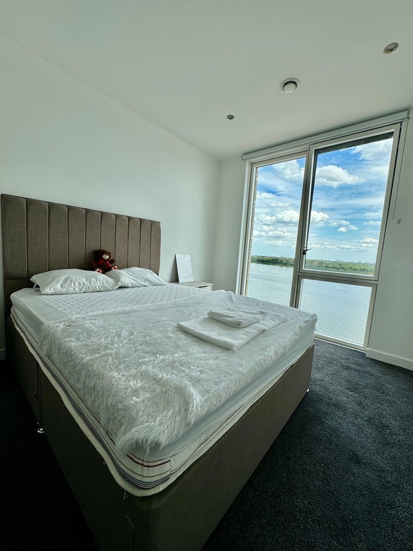 Flat Wallis Walk in Greater London