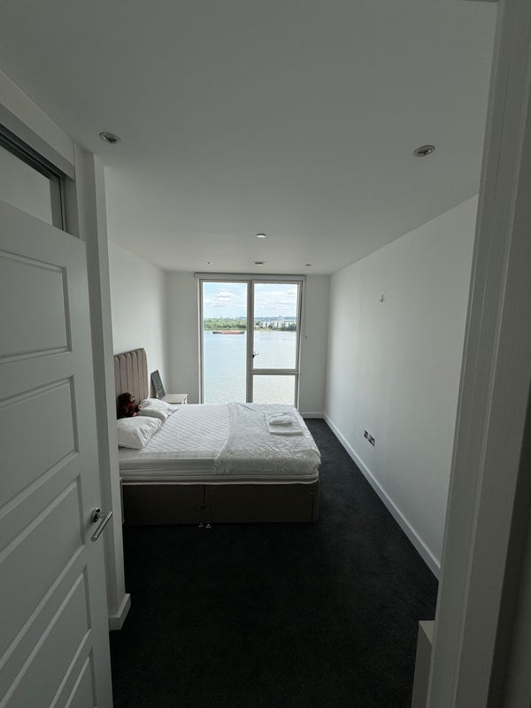 Flat Wallis Walk in Greater London