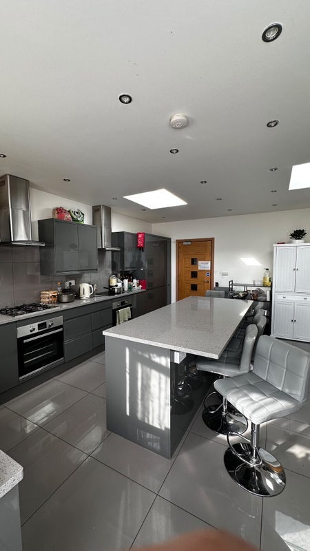Room St Michael's Avenue in Greater London