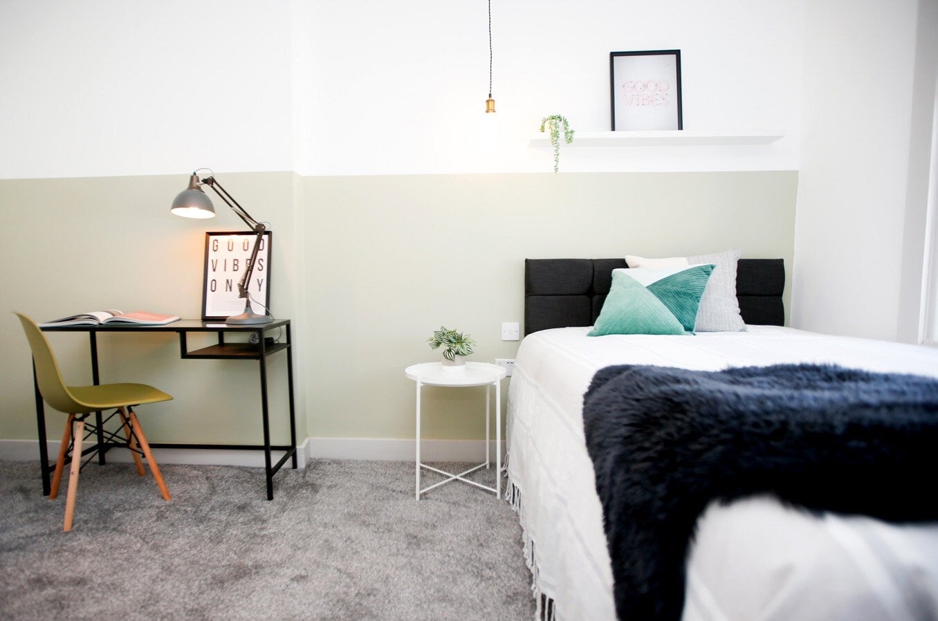 Room Lathom Avenue in Wallasey