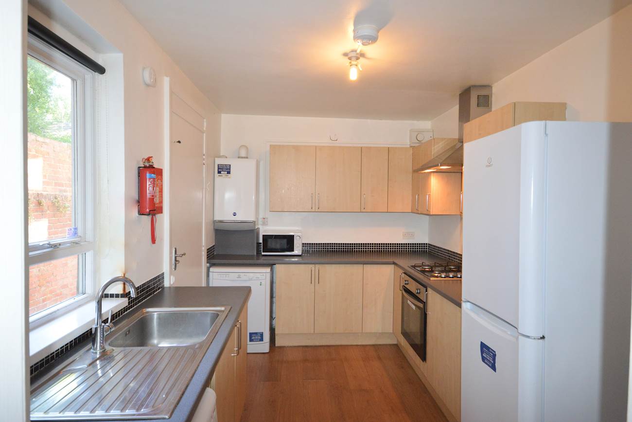 Room Manor House Road in Newcastle upon Tyne