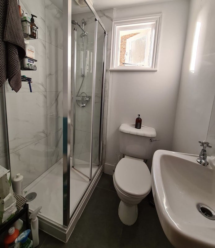 Room Derwent Grove in Greater London
