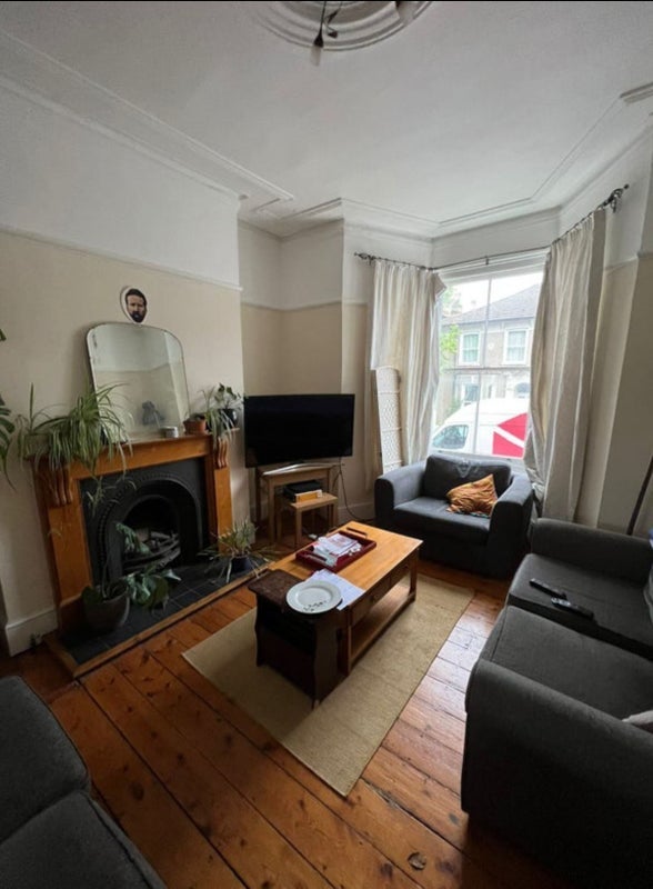 Room Derwent Grove in Greater London