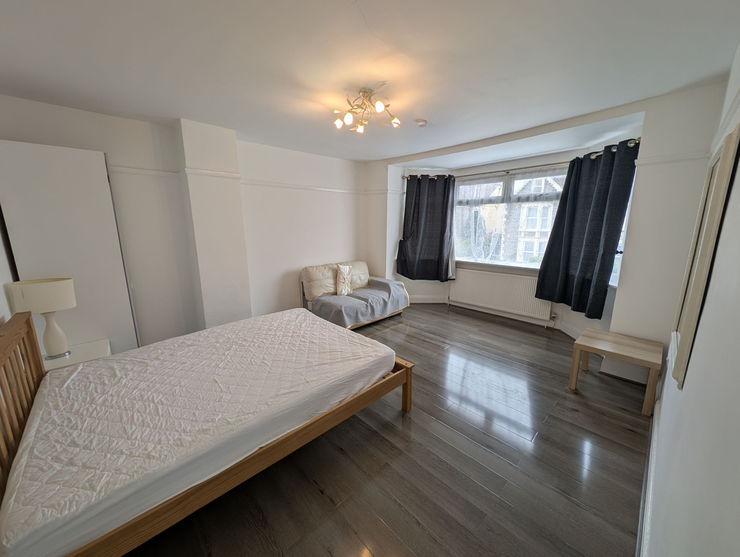 Room Oldbury Court Road in Bristol