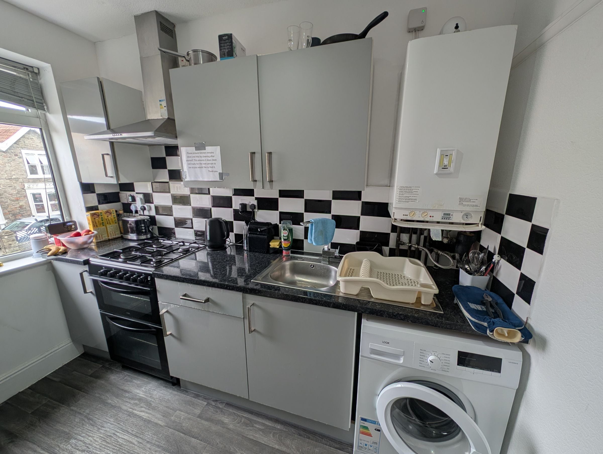 Room Oldbury Court Road in Bristol