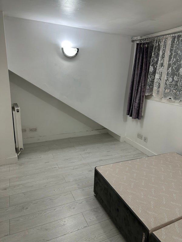 Room Spencer Road in Greater London