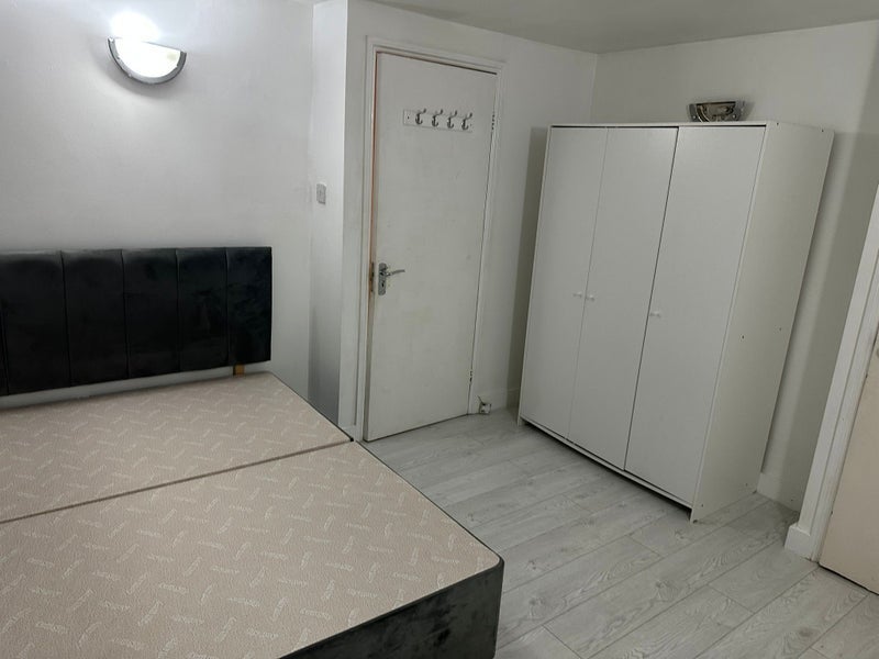 Room Spencer Road in Greater London