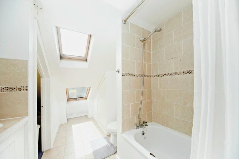 Room Spencer Road in Greater London