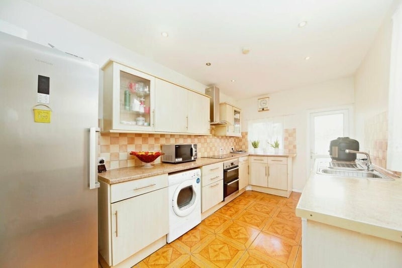 Room Spencer Road in Greater London