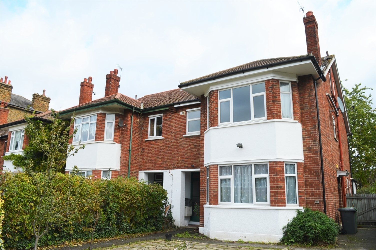 Flat Rose Way in Greater London