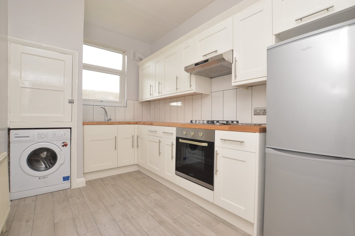 Flat Rose Way in Greater London