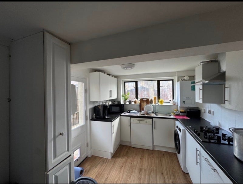 Room Beamish Road in Greater London