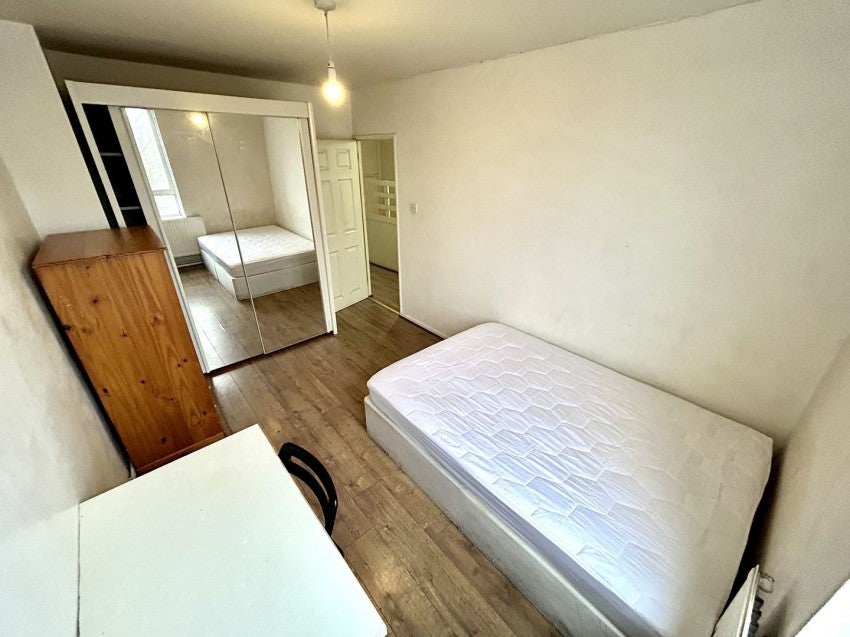 Room Old Church Road in Greater London