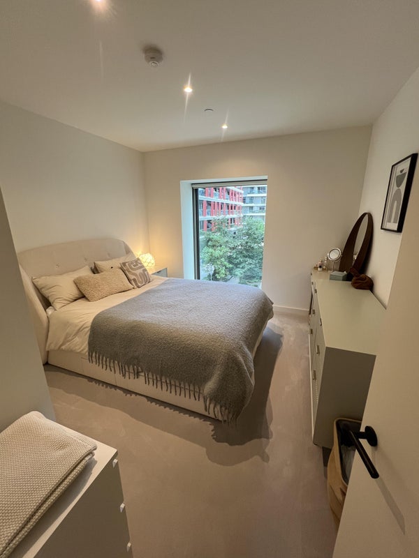 Flat Riverside Walk in Greater London