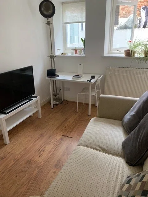 Flat Lyham Road in Greater London