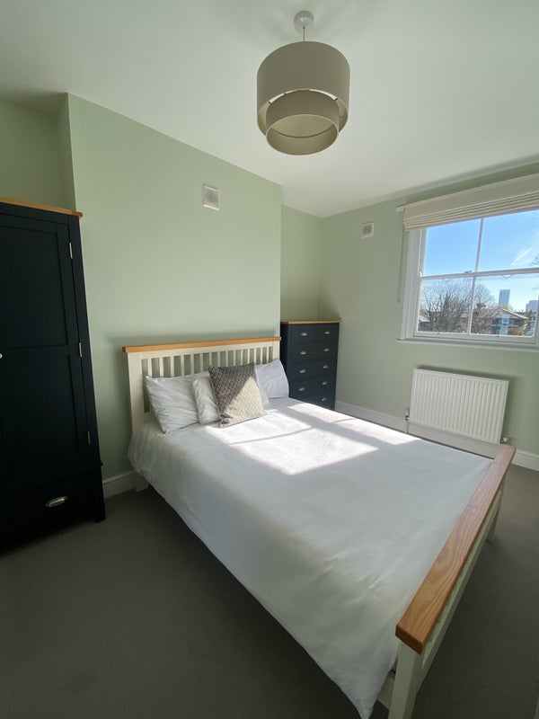 Room Manor Avenue in Greater London