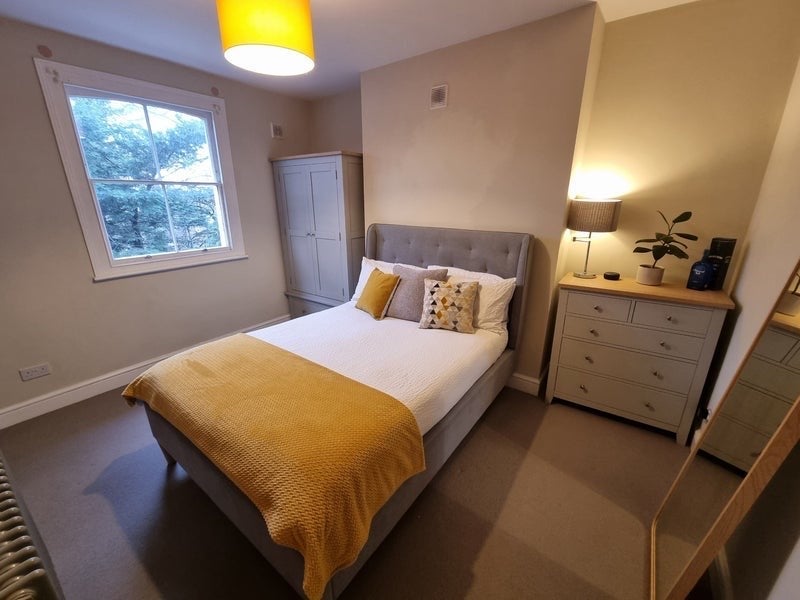 Room Manor Avenue in Greater London
