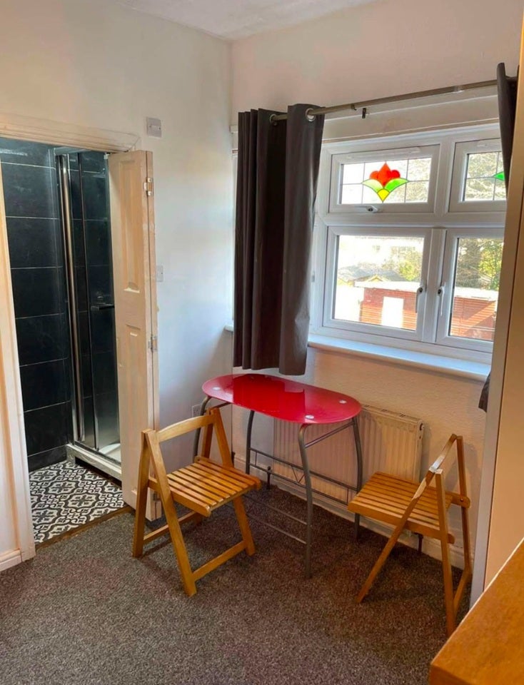 Room Shere Road in Greater London