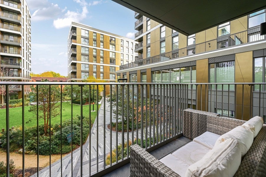 Flat Fairfield Avenue in Borough of Spelthorne