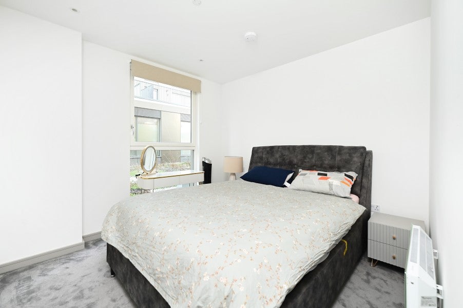 Flat Fairfield Avenue in Borough of Spelthorne
