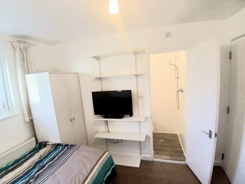Room High Street in Slough