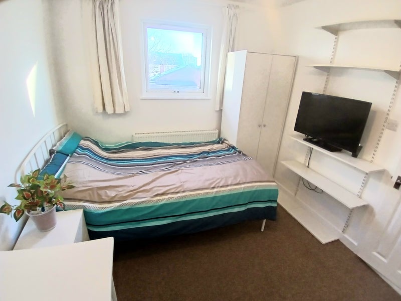 Room High Street in Slough