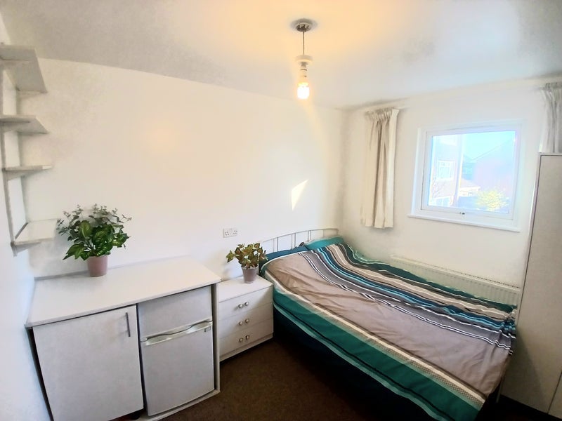 Room High Street in Slough