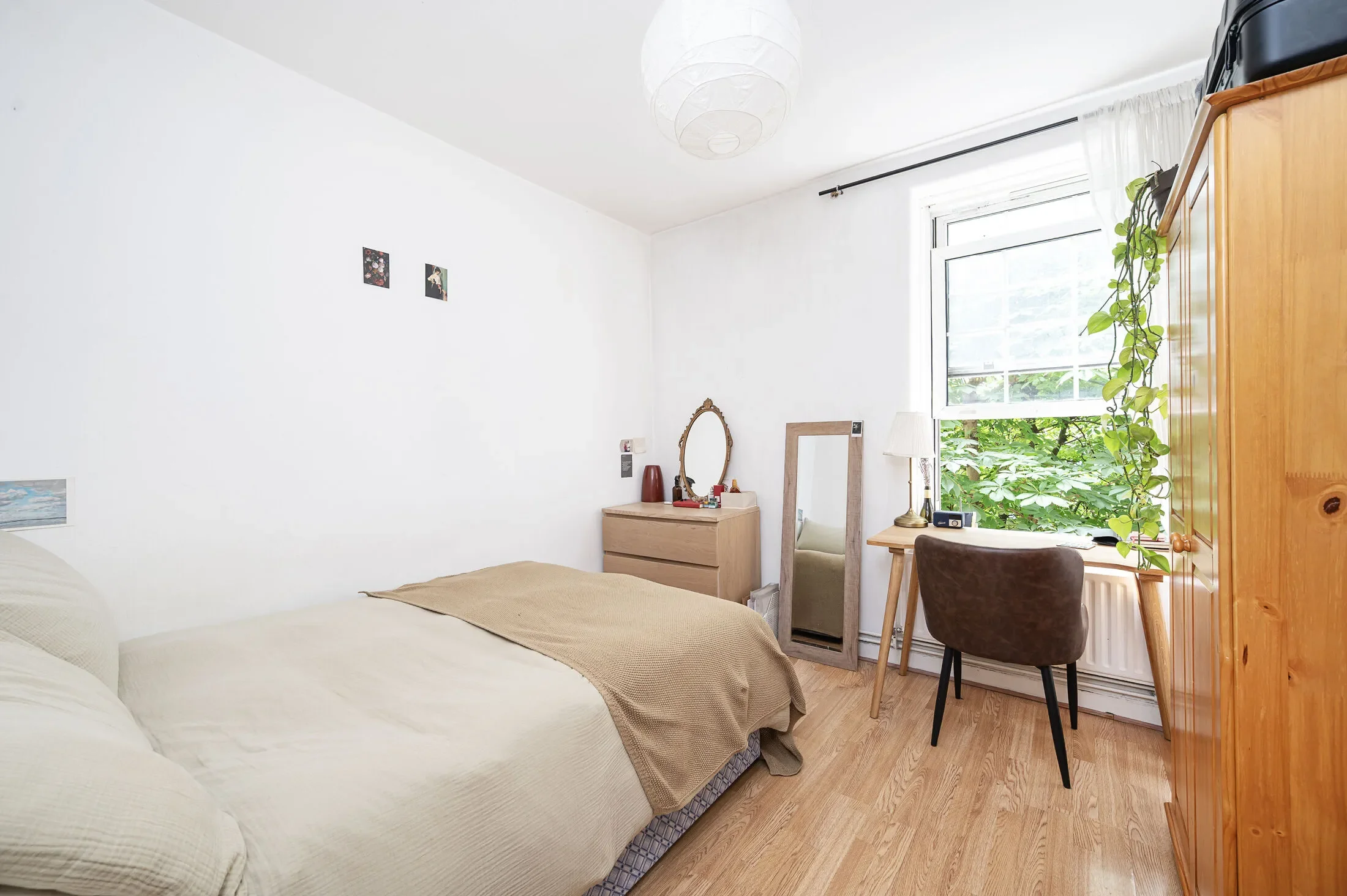 Flat Chicksand Street in Greater London