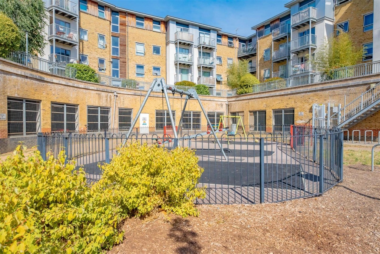 Flat Coombe Way in Rushmoor