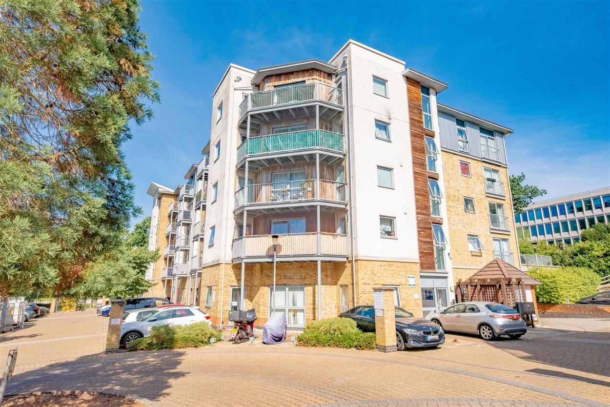 Flat Coombe Way in Rushmoor