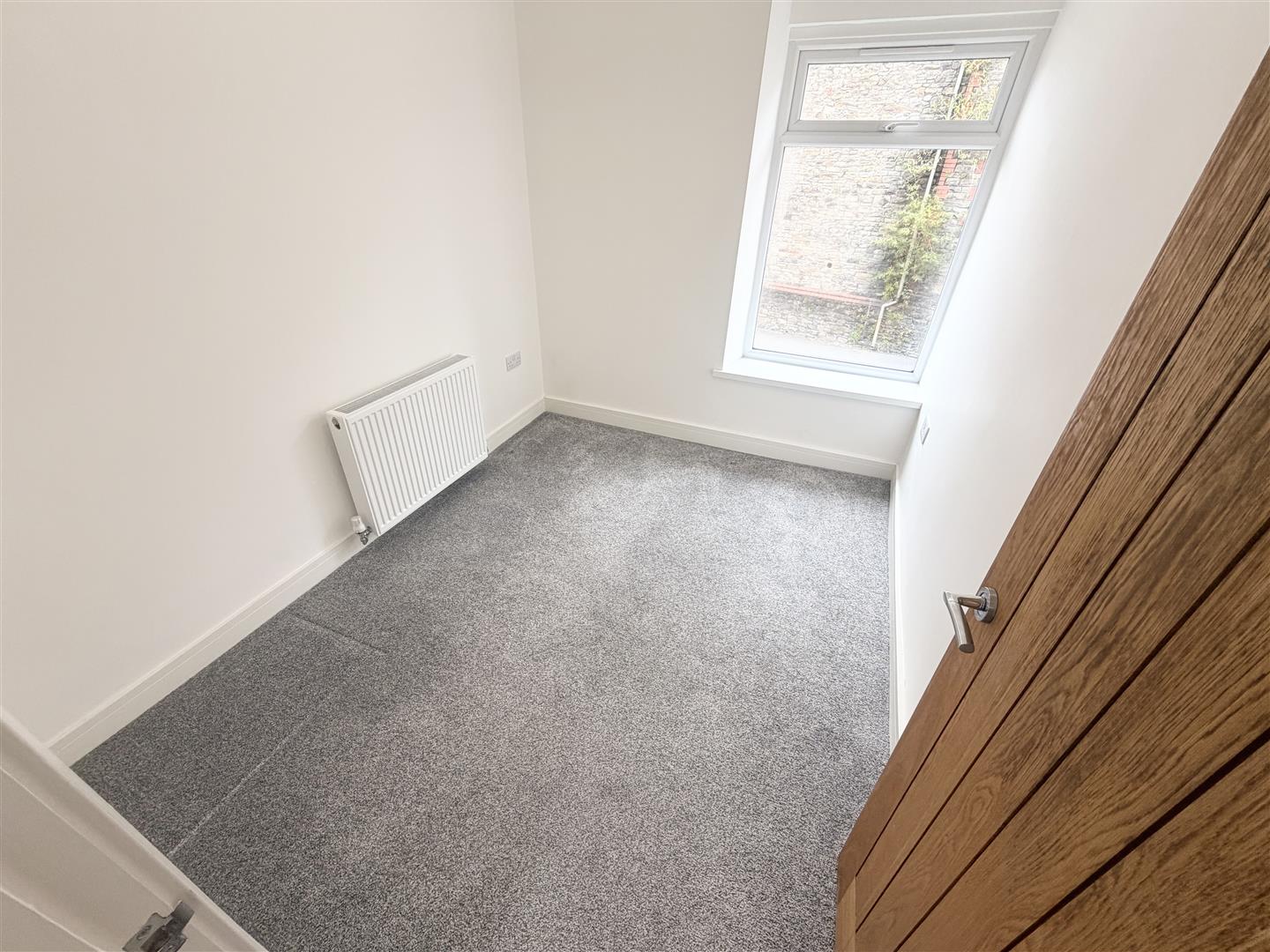 Flat Pontypridd Road in Porth