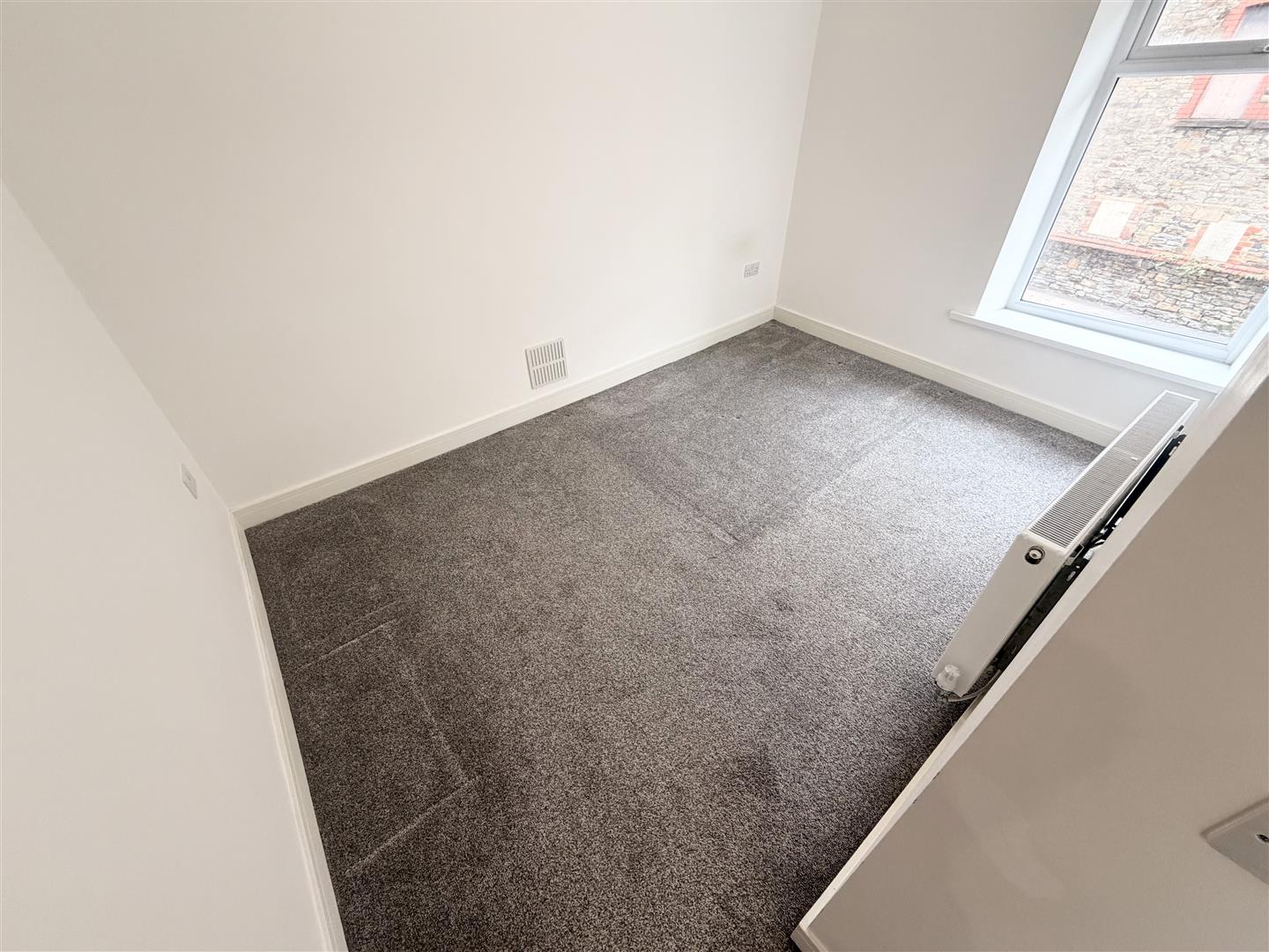 Flat Pontypridd Road in Porth