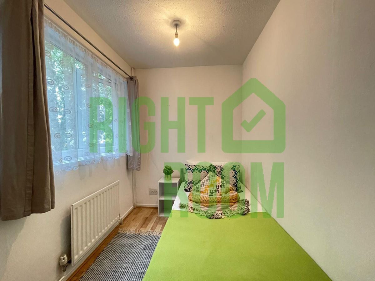 Flat Chesnut Road in Greater London