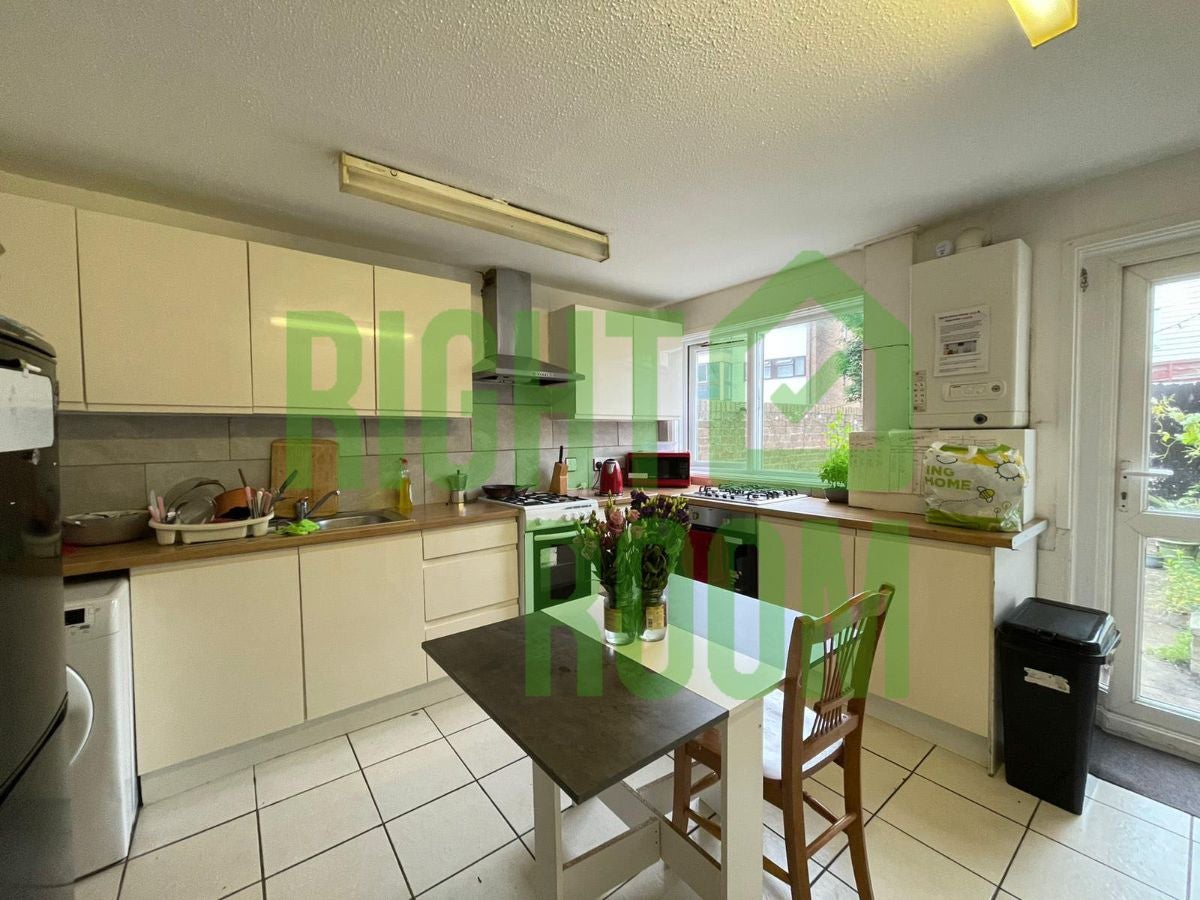 Flat Chesnut Road in Greater London