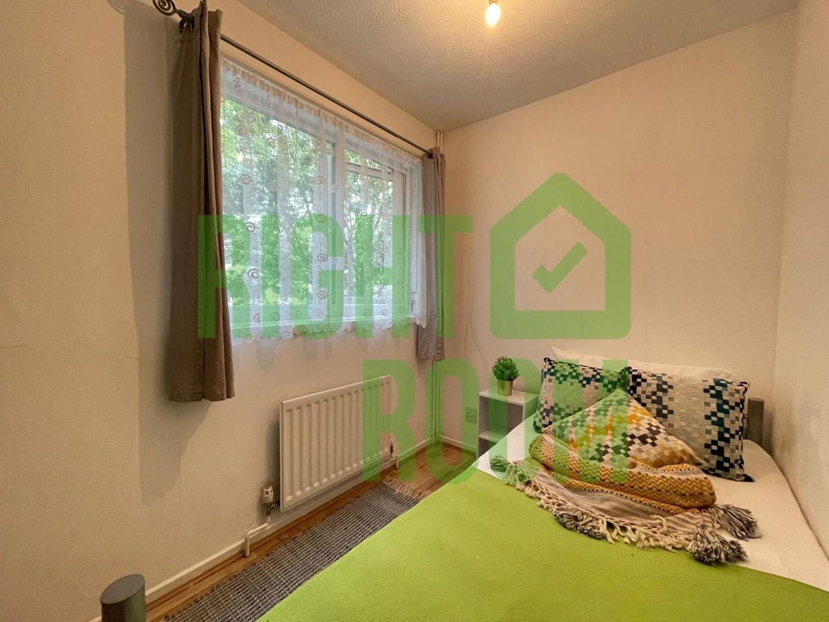 Flat Chesnut Road in Greater London