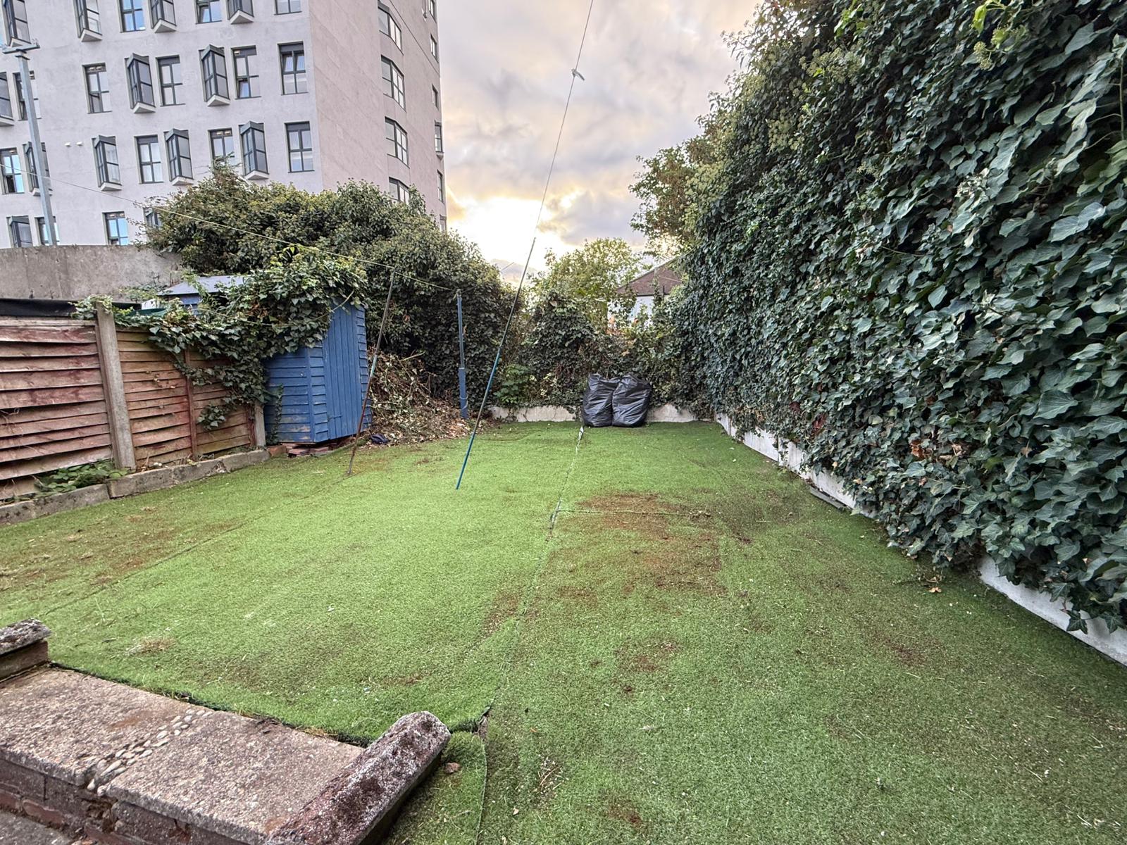 House Tenby Close in Greater London
