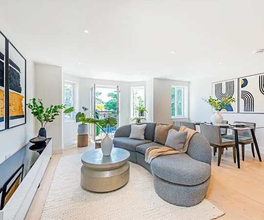 Flat Pennington Drive in Elmbridge