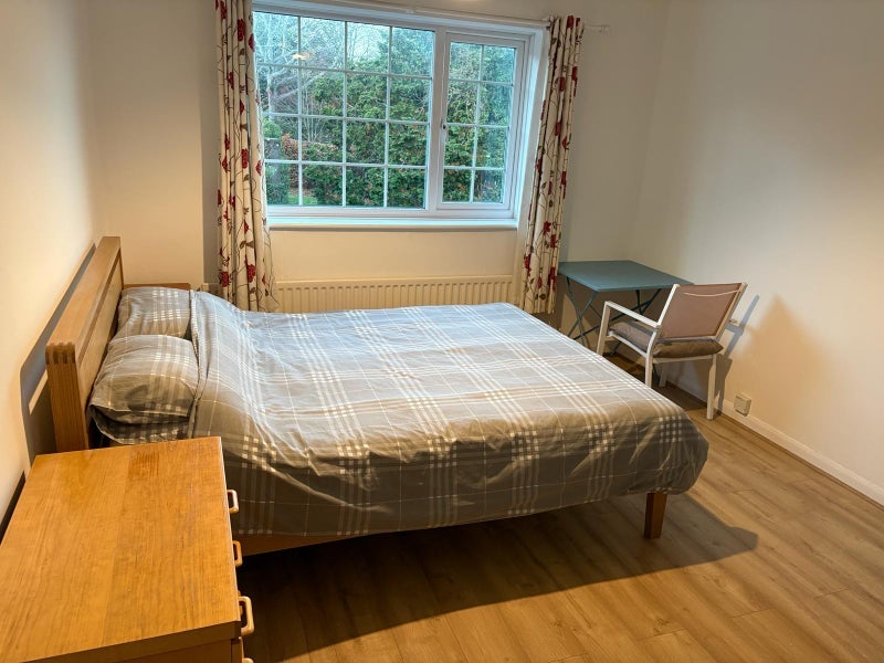 Room Mount Park Court in Liverpool