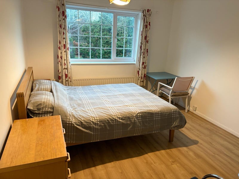 Room Mount Park Court in Liverpool
