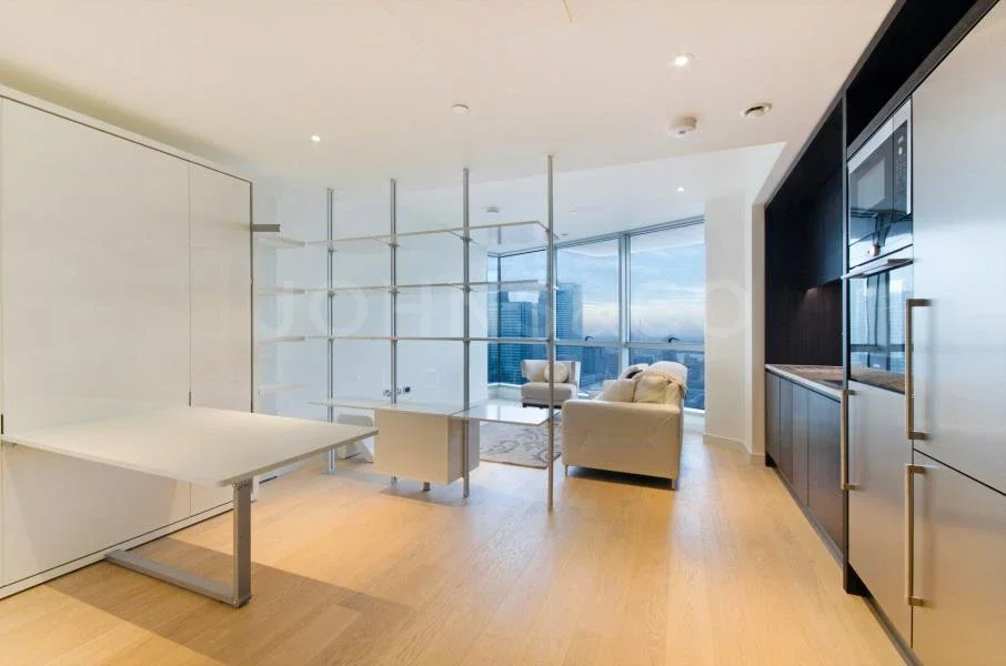 Flat Biscayne Avenue in Greater London