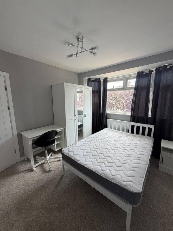 Room Birkdale Road in Greater London