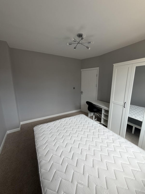 Room Birkdale Road in Greater London