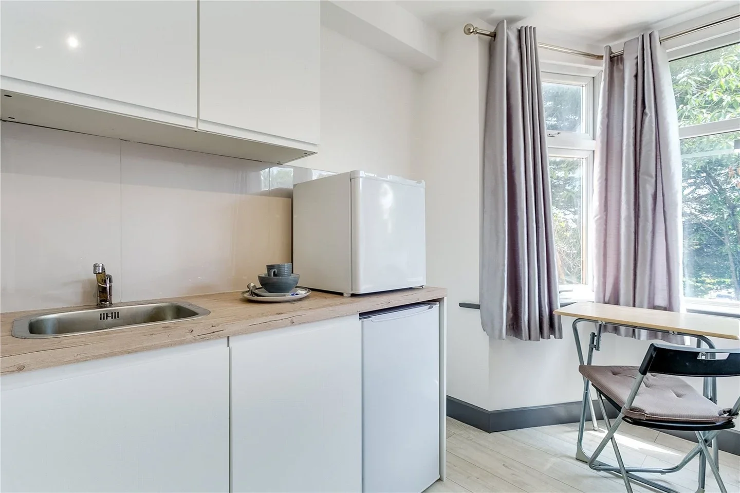 Flat Dollis Hill Lane in Greater London