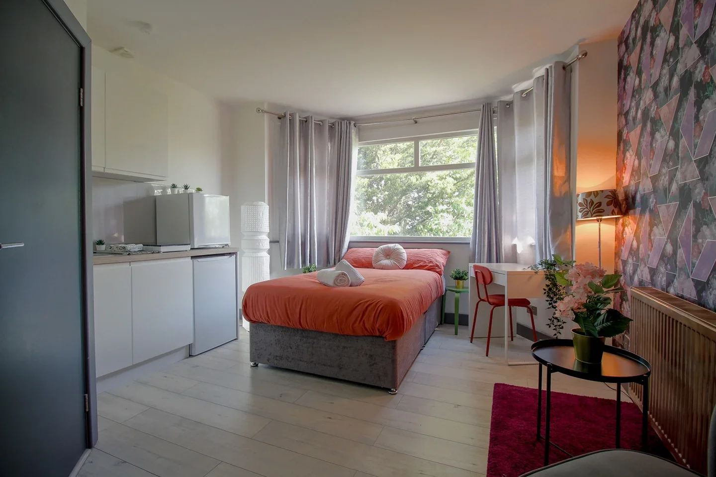 Flat Dollis Hill Lane in Greater London