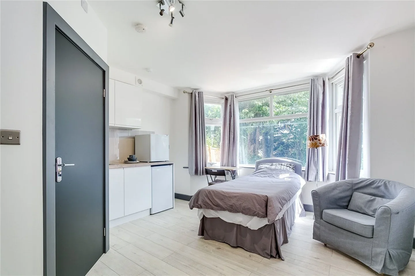 Flat Dollis Hill Lane in Greater London