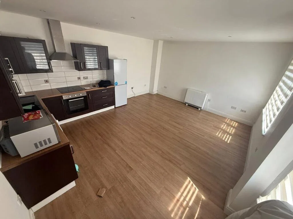 Flat Rosslyn Crescent in Greater London