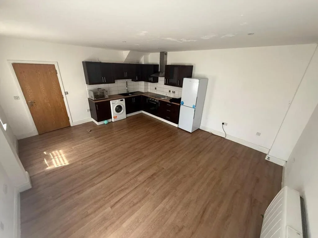 Flat Rosslyn Crescent in Greater London