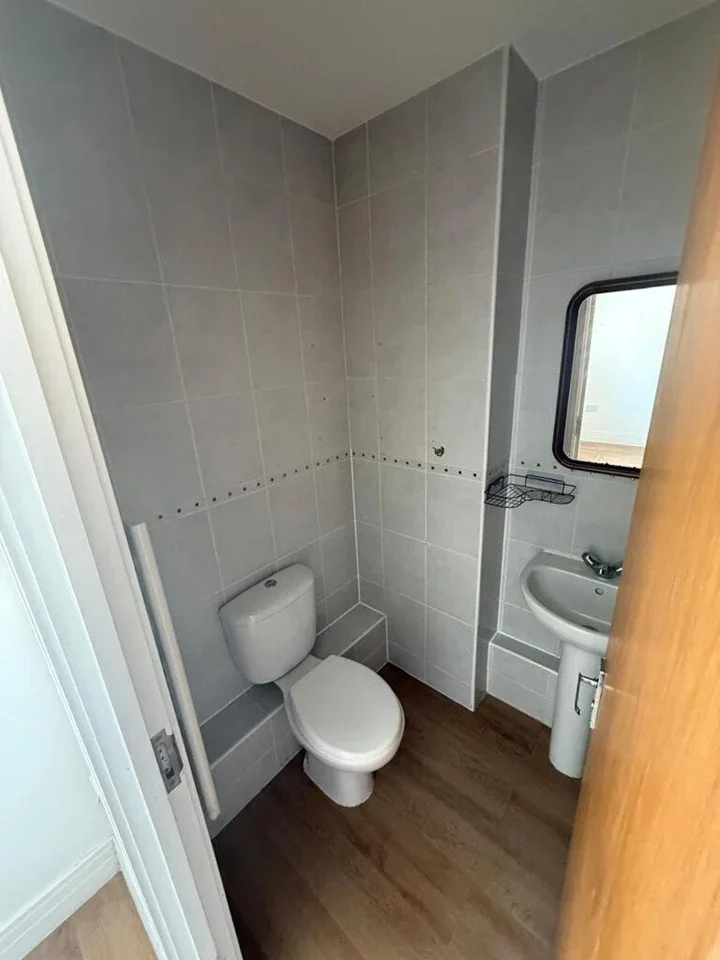 Flat Rosslyn Crescent in Greater London