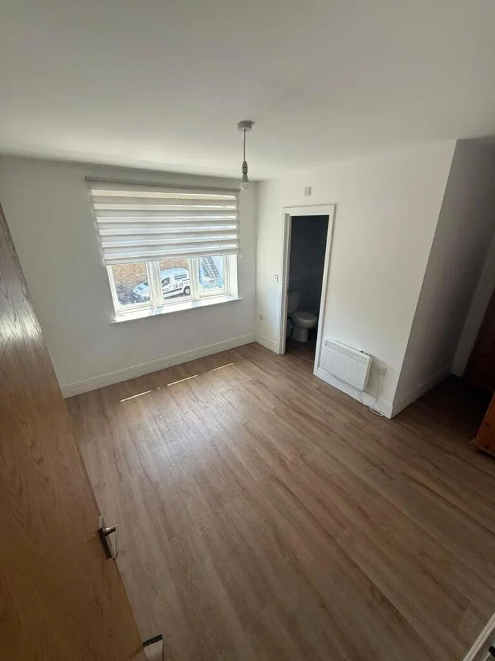 Flat Rosslyn Crescent in Greater London