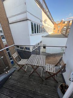 Room Cornwall Crescent in Greater London
